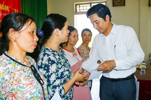 Tặng quà nữ giáo viên khó khăn trường ngoài công lập