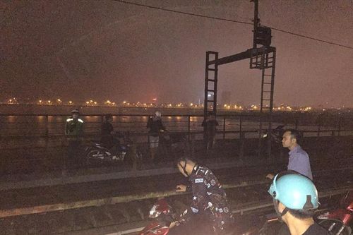 Người đàn ông bị tàu hỏa đâm văng từ cầu Long Biên xuống sông Hồng