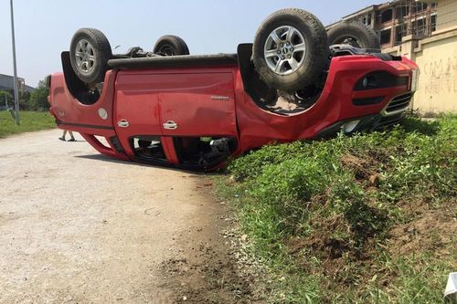 Va chạm trong khu vực dân cư, xe bán tải lật ngửa phơi bụng trên đường