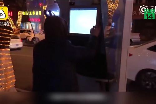 Thất nghiệp, nam thanh niên ra đường hack bốt điện thoại để 'dùng chùa' Internet