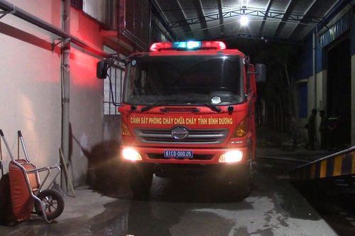 Nhà xưởng công ty dệt rộng hàng ngàn m2 bốc cháy dữ dội