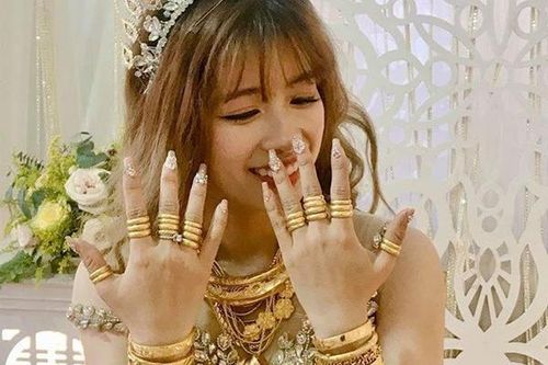 Cô dâu Trà Vinh đeo vàng nặng trĩu cổ, kín tay trong ngày cưới