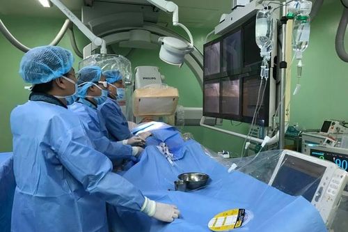 Thực hiện 'Quy trình báo động đỏ' cứu sống bệnh nhân người Pháp bị nhồi máu cơ tim
