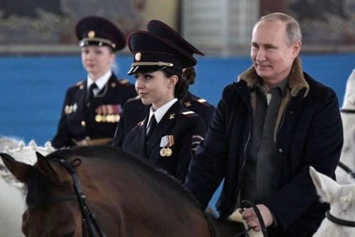 Tổng thống Putin cưỡi ngựa cùng những 'bông hồng thép' Liên bang