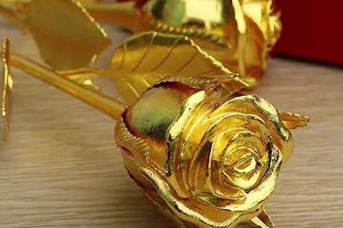 Quà 8/3 sang chảnh: Hoa hồng vàng đính kim cương giá 250 triệu đồng
