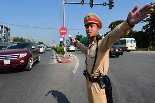 Cấm công an đeo kính đen, tay đút túi quần khi làm nhiệm vụ