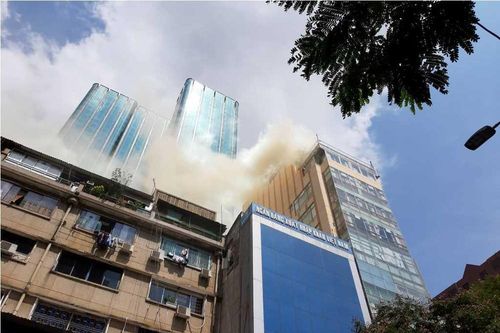Người dân đu dây thoát khỏi tòa nhà bốc cháy ở trung tâm Sài Gòn