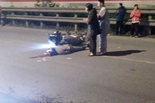Ngã xuống đường người đàn ông bị ô tô cán qua đầu chết thảm ở ngã ba Đỗ Xá