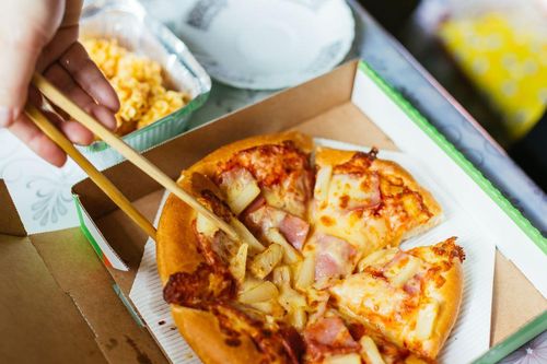 Robot phục vụ pizza, ốc: Đủ chiêu chiều lòng thực khách Trung Quốc