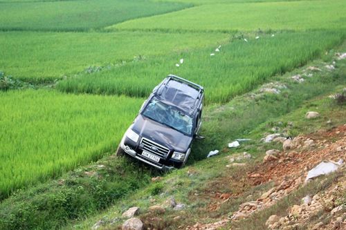 Ô tô lao thẳng xuống ruộng ở Quảng Nam
