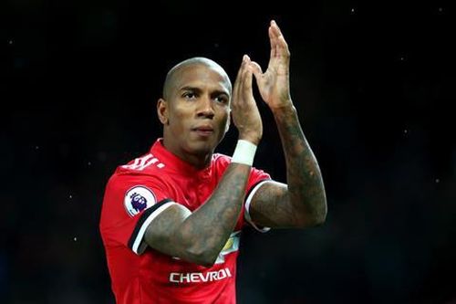 Ashley Young hứa tặng quà cho CĐV dự đoán trận PSG vs MU
