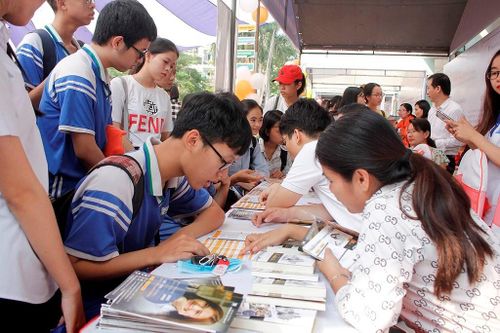 Đà Nẵng: Hàng trăm học sinh tham gia tư vấn tuyển sinh và hướng nghiệp