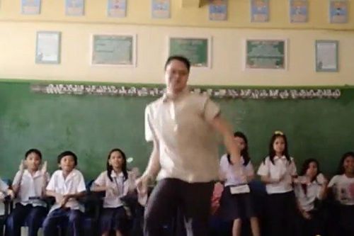 Thầy giáo tiểu học nhảy K-pop giữa lớp gây bão mạng