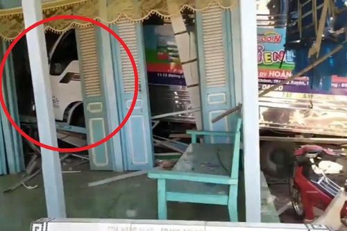 Clip: Xe tải lao thẳng vào nhà, dân hoảng loạn tháo chạy