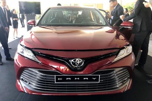 Toyota Camry 2019 xuất hiện ở Việt Nam, bản cũ khó bán?