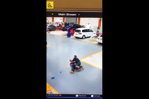 Chúng ta luôn có những gã đồng nghiệp khó đỡ như thế này