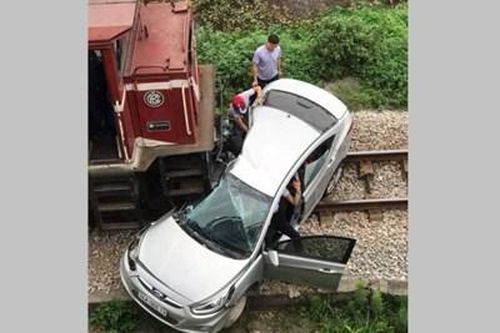 Hiện trường rùng mình vụ tàu hỏa tông nát xe đi đám cưới ở Hải Dương