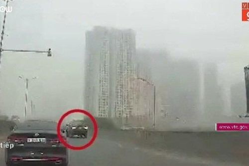 Tài xế ô tô thản nhiên lùi xe trên đường vành đai 3 ở Hà Nội