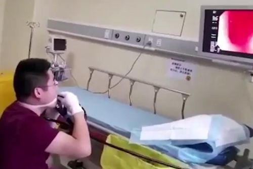 Bác sĩ can đảm tự tay nội soi bao tử của chính mình