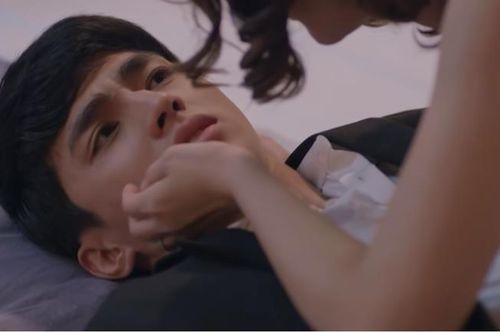 'Những cô gái trong thành phố': Tùng yếu lòng, qua đêm với chị sếp
