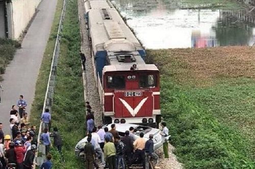 Ô tô băng qua đường sắt bị tàu hỏa húc văng, 2 người tử vong, 3 người nhập viện cấp cứu
