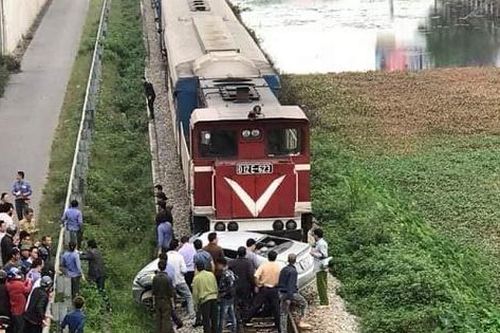 Sang đường thiếu quan sát, ô tô bị tàu hỏa tông trúng