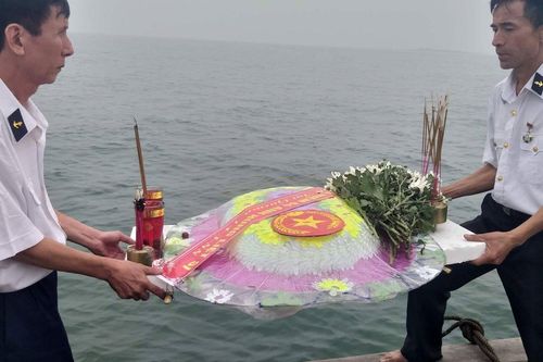 Cựu binh Gạc Ma thả vòng hoa xuống biển tưởng nhớ đồng đội