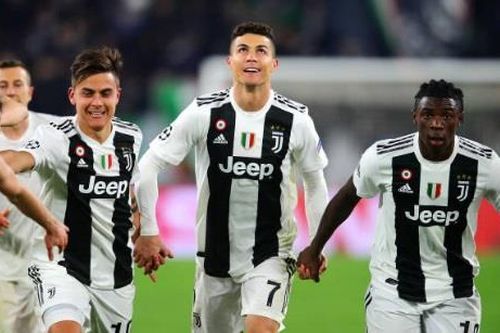 Đồng đội chờ Ronaldo vào ăn mừng sau trận thắng Atletico