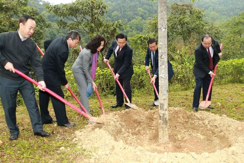 Phó Thủ tướng Vương Đình Huệ thăm khu Di tích Pác Bó