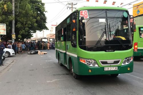 Phanh gấp ngã xuống đường, người đàn ông bị xe buýt cán tử vong