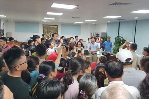 Hàng trăm người dân bao vây trụ sở công ty BĐS yêu cầu trả sổ đỏ