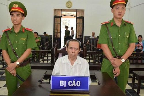 Nhận lời trông coi bé gái hàng xóm, cụ ông 65 tuổi nhiều lần giở trò đồi bại