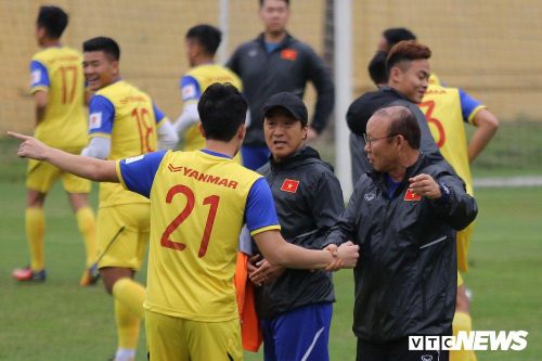 U23 Việt Nam thiếu nhiệt, HLV Park Hang Seo dọa Đình Trọng làm gương