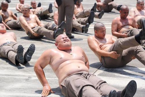 Chương trình 'đánh tan mỡ bụng' cho cảnh sát béo phì tại Thái Lan