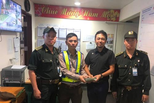Trao trả gần 700 triệu đồng bỏ quên ở sân bay cho du khách Trung Quốc