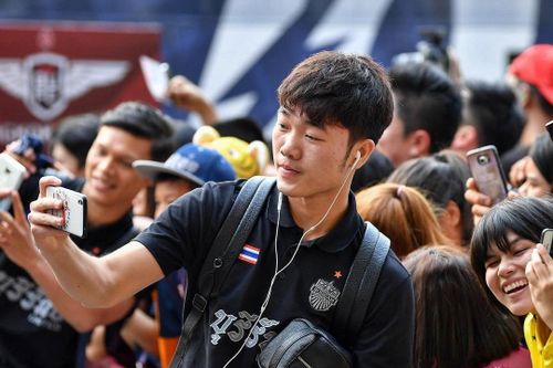Xuân Trường selfie với CĐV trong ngày tiếp tục dự bị ở Buriram