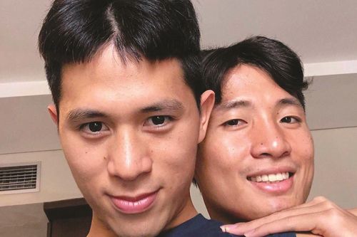 Đình Trọng - Tiến Dũng vui vẻ cùng nhau vào bếp