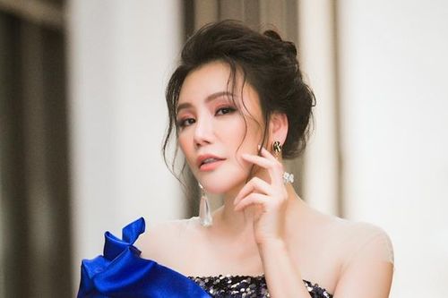Hồ Quỳnh Hương không kìm được nước mắt, xúc động khi hát tại quê hương