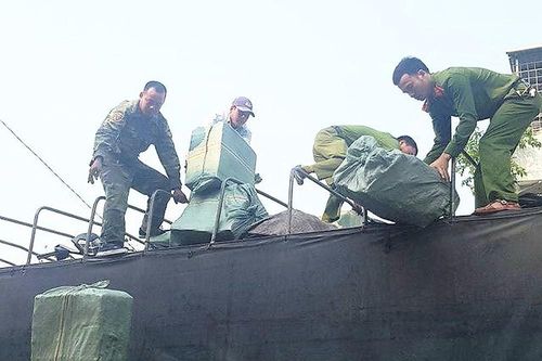 Thuê xe tải chở 23.000 gói thuốc lá lậu