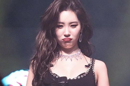 KPop hiếm ai 'bất hạnh' như Sunmi: Bị chính staff yêu cầu… ngừng nói ngay tại concert