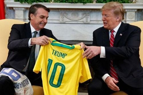 Tổng thống Mỹ và Tổng thống Brazil tặng nhau áo bóng đá
