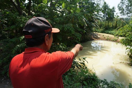 Nước màu trắng đục, bốc mùi hôi chảy ra từ khu công nghiệp