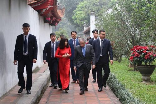 Chủ tịch Liên đoàn ô tô Quốc tế thăm Văn Miếu - Quốc Tử Giám