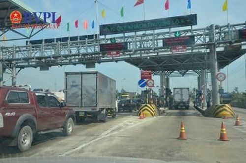 Kiểm tra đột xuất Trạm thu phí có 'người lạ' ngồi đếm xe