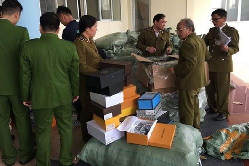 Tạm giữ 12 tấn hàng nhái các thương hiệu nổi tiếng thế giới