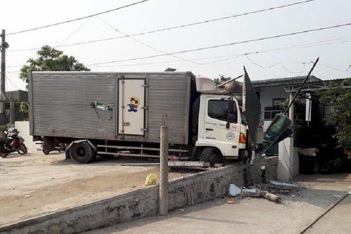 Tông sập quán cắt tóc, lái xe tải bị bắt đền 250 triệu đồng