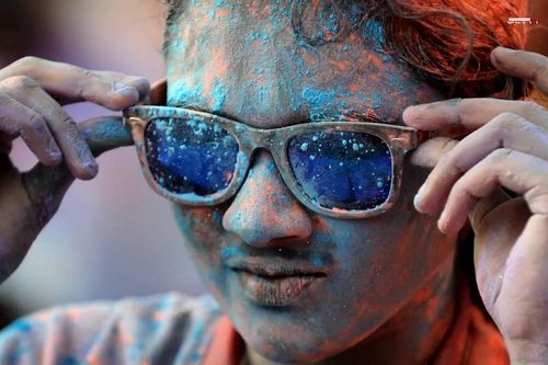 Sắc màu bao phủ trong lễ hội Holi ở Ấn Độ