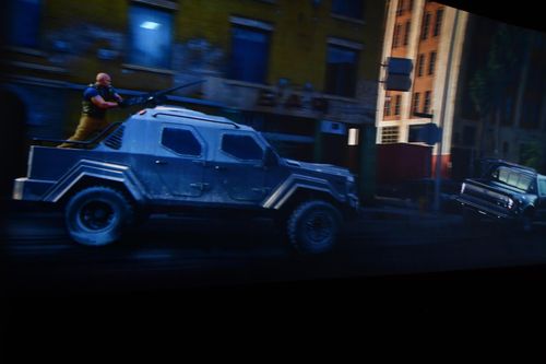 Cảnh rượt đuổi, bắn súng trong phim Fast & Furiuos hai bên thành xe