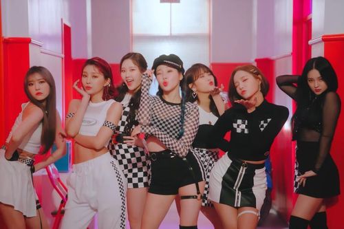 Momoland thay đổi 180 độ trong trang phục bó sát đầy quyến rũ