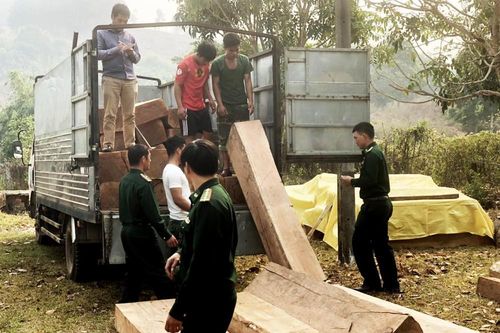 Kon Tum: Phát hiện xe tải chở gỗ lậu trái phép ở vùng biên